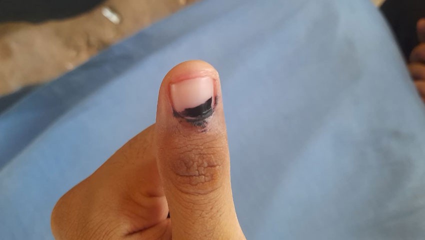 রাকসু নির্বাচন : আঙুলের কালি মুছে যাওয়ার অভিযোগ
